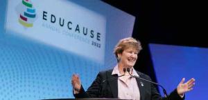 Lisa Stephens accepts the 2022 EDUCAUSE Community Leadership Award