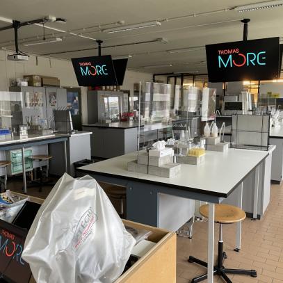 Image of a microbiology classroom lab